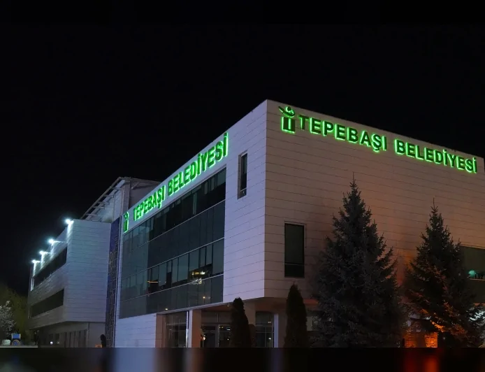 TEPEBAŞI BELEDİYESİ DÜNYA SAATİ ETKİNLİĞİNE KATILDI, İKLİM KRİZİNE DİKKAT ÇEKMEK İÇİN IŞIKLAR KAPATILDI