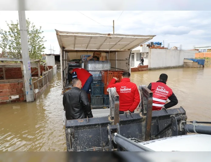 Manisa Şehzadeler’de Su Taşkını Yaşanan Akpınar Mahallesi’nde Mahsur Kalan Vatandaşlara Belediye Desteği