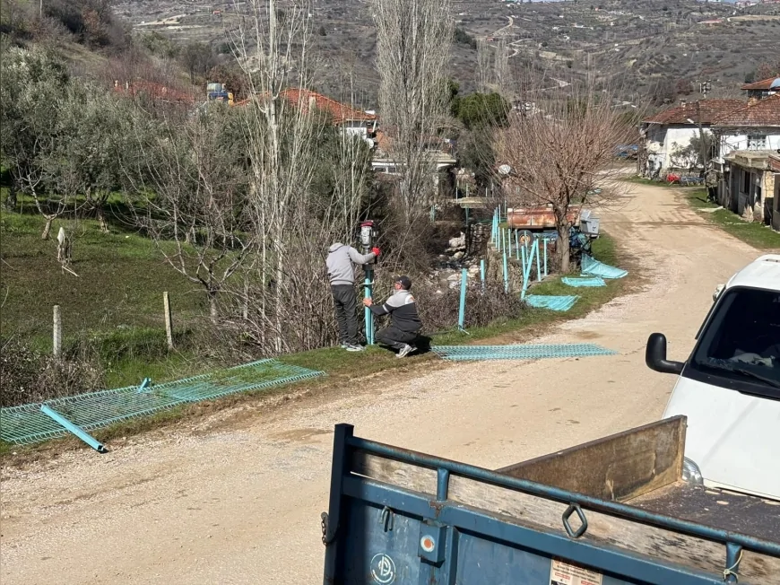 Manisa Büyükşehir Belediyesi MASKİ Genel Müdürlüğü Demirci Yiğitler Mahallesi’nde tehlike arz eden derede 300 metrelik korkuluk çalışması başlattı!