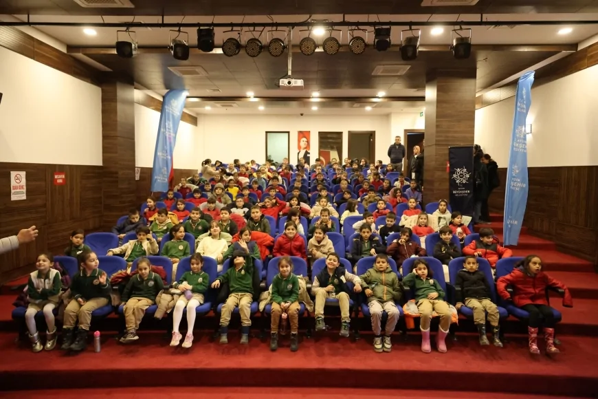 AYDIN BÜYÜKŞEHİR BELEDİYE BAŞKANI ÖZLEM ÇERÇİOĞLU KOÇARLI’DA MİNİKLERİ “MÜZİSYENLER ÇETESİ” OYUNUYLA TİYATROYLA BULUŞTURDU