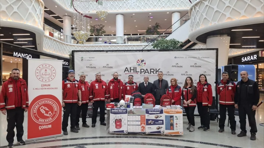 Çorum İl Millî Eğitim Müdürü Cemil Çağlar Deprem Farkındalık Standını Ziyaret Etti