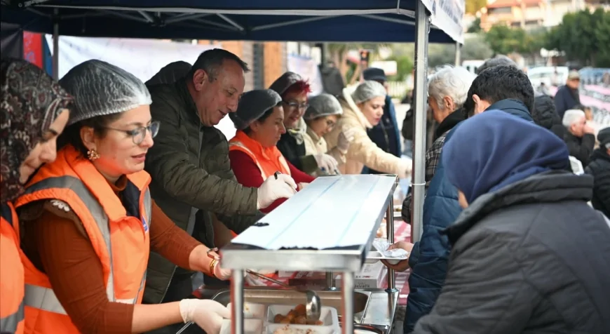 Kuşadası Belediye Başkanı Ömer Günel Türkmen Mahallesi’nde İftar Sofrasında Vatandaşlarla Buluştu