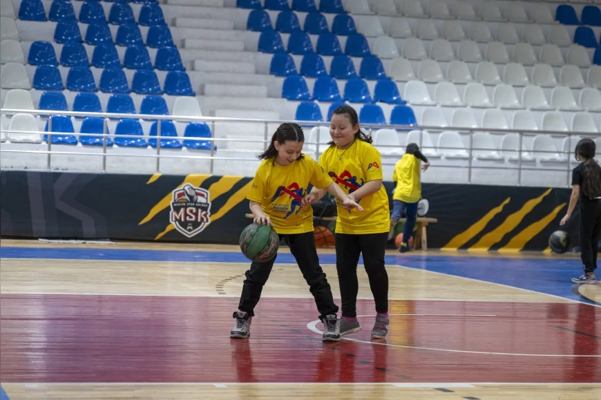 MERSİN BÜYÜKŞEHİR’İN ÜCRETSİZ SPOR KURSLARINDA DÖRDÜZ KARDEŞLER AYNI PARKEYİ PAYLAŞIYOR