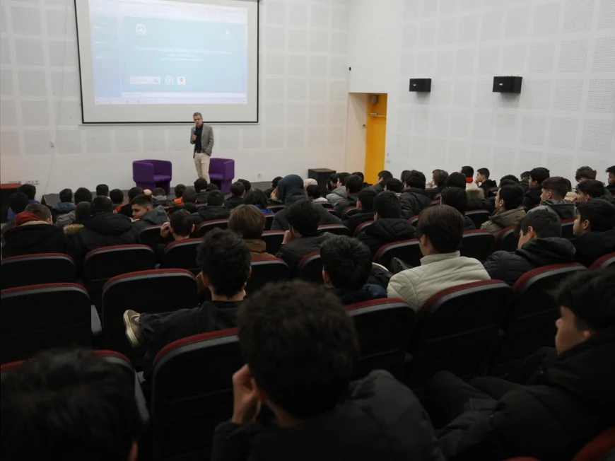 DÜZCE BELEDİYESİ BİLİM MERKEZİ’NDE “DRONLARIN İNSANLIK YARARINA SİVİL KULLANIM ALANLARI” SÖYLEŞİSİ DÜZENLENDİ