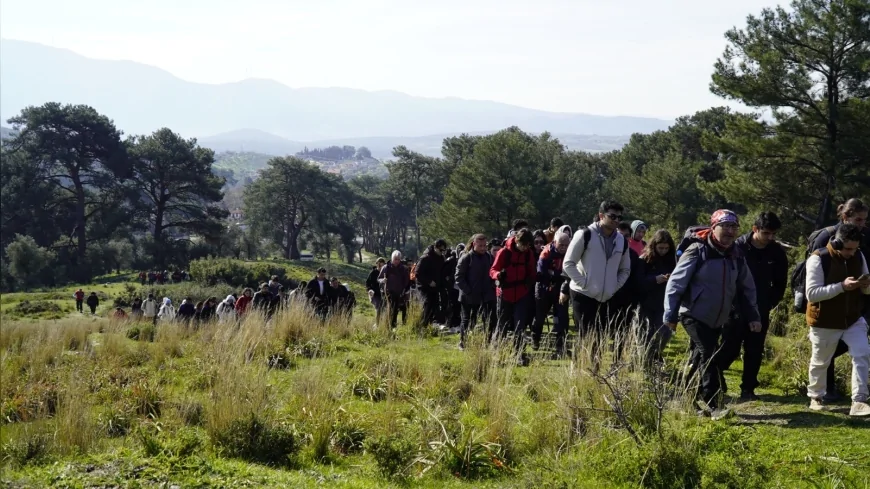 İZMİR BÜYÜKŞEHİR BELEDİYESİ 200 ÜNİVERSİTELİYİ EFES-MİMAS YOLU’NDA 14 KİLOMETRELİK DOĞA YÜRÜYÜŞÜNDE BULUŞTURDU