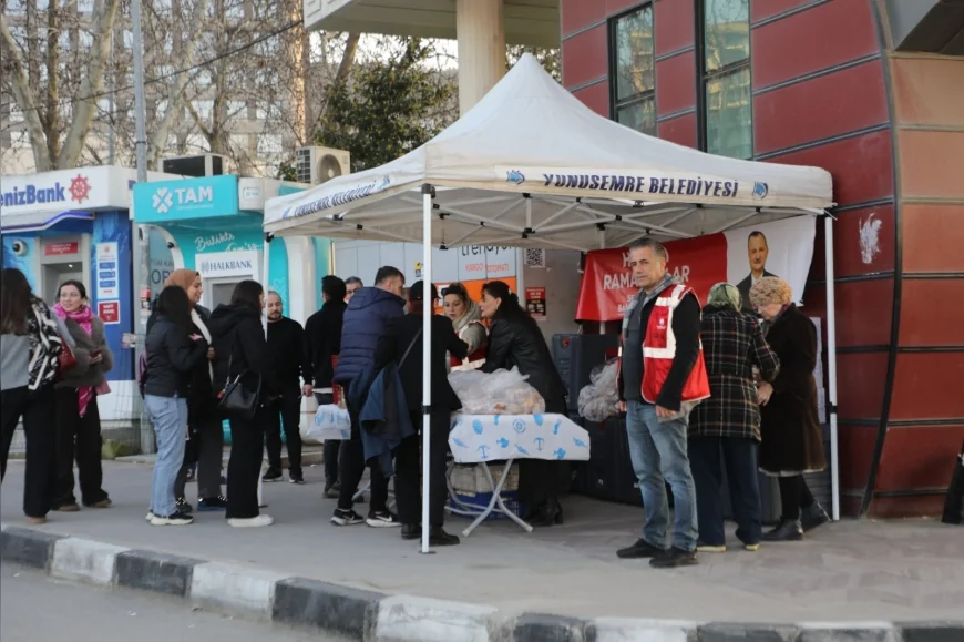 Yunusemre Belediyesi Manisa Celal Bayar Hastanesi Önünde Vatandaşlara İftar Yemeği Dağıttı