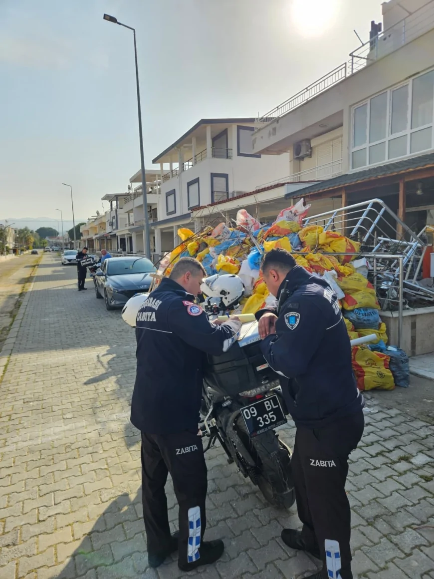 Kuşadası Belediyesi Zabıta Ekipleri Karaova Sahilinde Çevreyi Kirletenlere Ceza Uyguladı