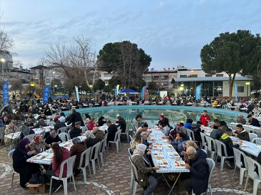 AYDIN BÜYÜKŞEHİR BELEDİYE BAŞKANI ÖZLEM ÇERÇİOĞLU RAMAZAN BEREKETİNİ İFTAR SOFRALARIYLA KENT GENELİNE TAŞIYOR