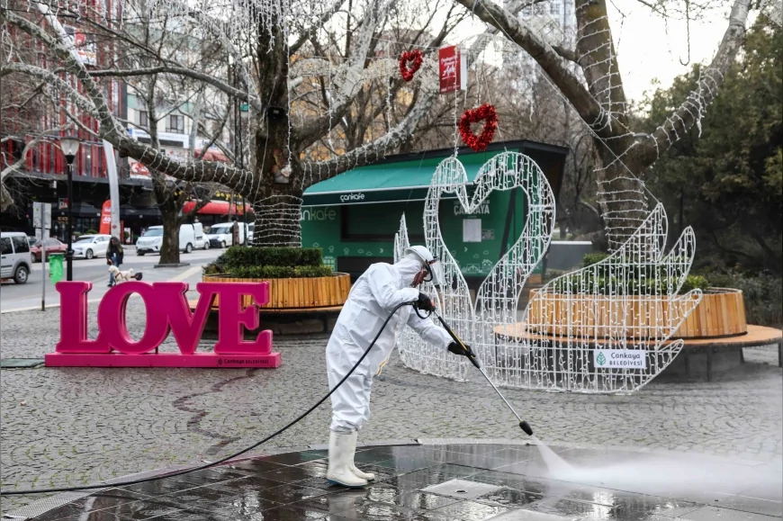 Çankaya Belediyesi Başkent’in simgesi Kuğulupark’ta ozonlu buharlı teknolojiyle kapsamlı temizlik gerçekleştirdi