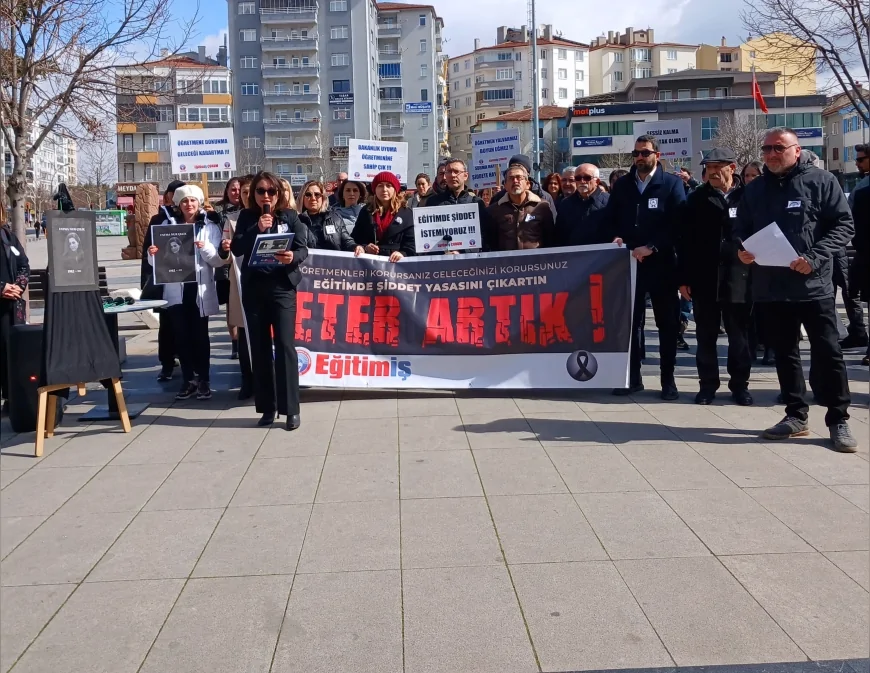 Eğitim-İş Çorum Şubesi Kadeş Meydanı’nda Öğretmen Cinayetine Tepki Gösterdi: “Can Güvenliği Sağlanıncaya Kadar Susmayacağız”