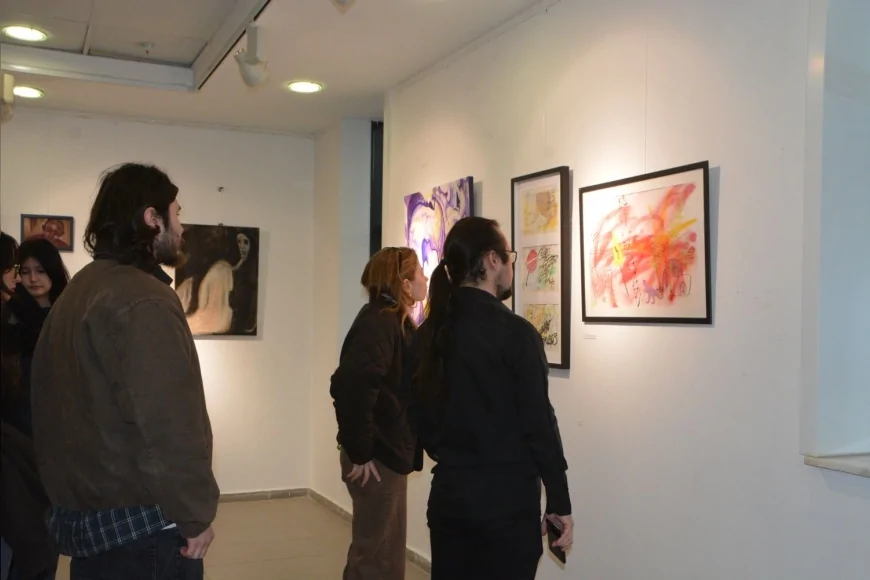 Ege Üniversitesi Eğitim Fakültesi’nde “ZINIF 404” Sergisi Genç Sanatçıların Akademik Birikimini Sanata Dönüştürdü