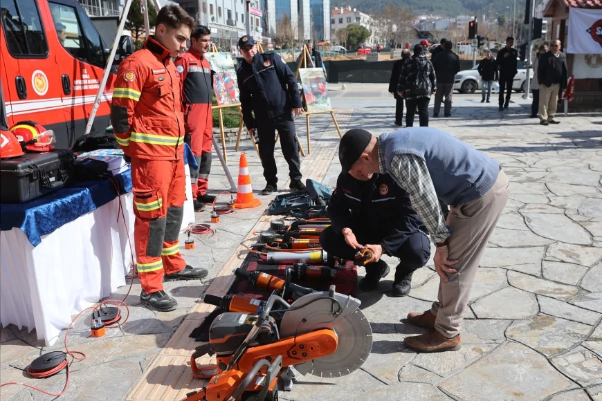Muğla Büyükşehir Belediyesi Deprem Haftası’nda afet müdahale ekiplerini ve araçlarını vatandaşlara tanıttı