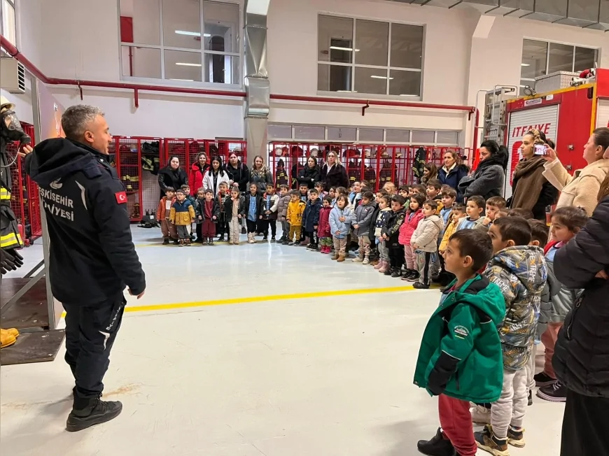 ESKİŞEHİR BÜYÜKŞEHİR BELEDİYESİ’NDEN SİVİL SAVUNMA GÜNÜ ETKİNLİĞİ MİNİKLER İTFAİYEYİ GEZDİ KUKLA OYUNUYLA EĞLENDİ