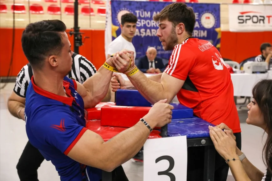 BURDUR’DA ÜNİVERSİTELER ARASI BİLEK GÜREŞİ TÜRKİYE ŞAMPİYONASI BAŞLADI