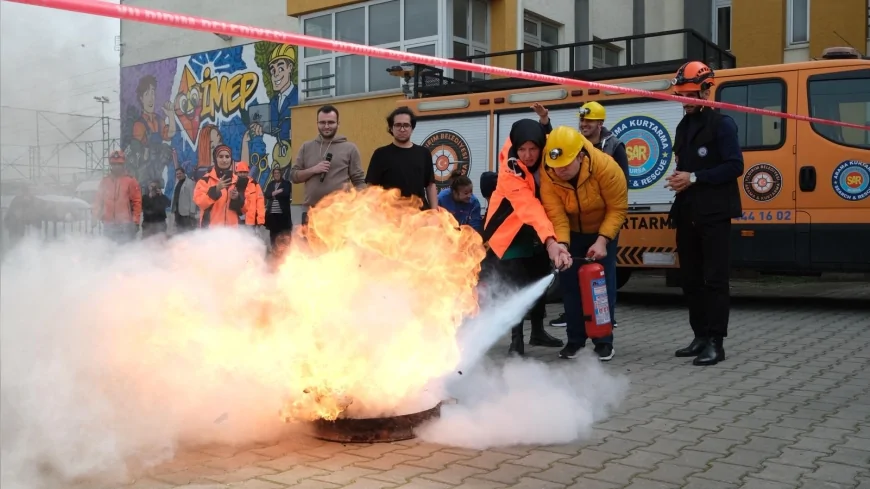 Yıldırım Belediyesi Deprem Haftasında Öğrencilere Yönelik Gerçeğini Aratmayan Afet Tatbikatı Düzenledi