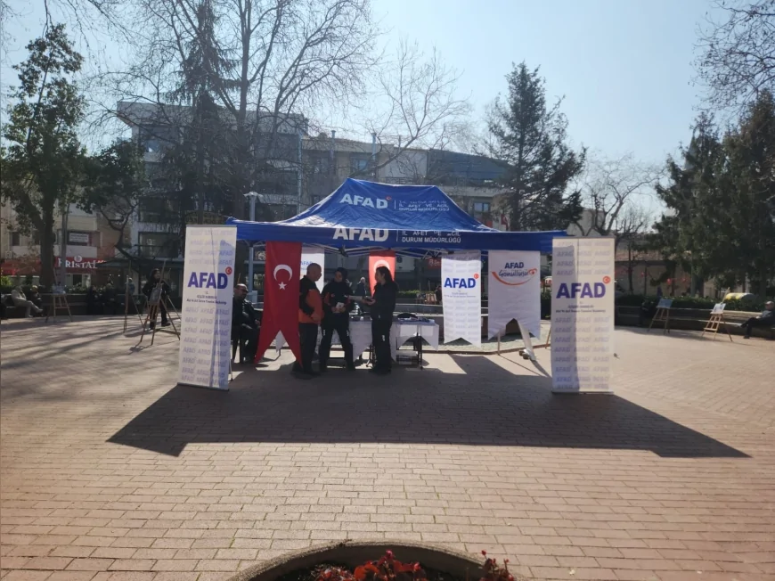 Yalova’da Deprem Haftası Kapsamında Kurulan Bilgilendirme Standında Vatandaşlara Afet Farkındalığı Anlatıldı