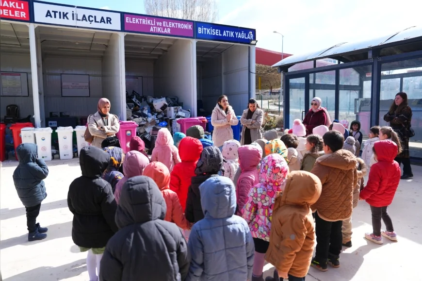 GÖLBAŞI’NDA SIFIR ATIK MERKEZİ MİNİK ÖĞRENCİLERİ AĞIRLADI