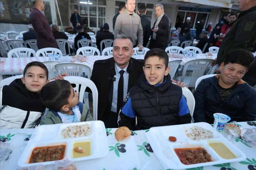 ŞEHZADELER BELEDİYE BAŞKANI HAKAN ŞİMŞEK SANCAKLIBOZKÖY’DE İFTAR SOFRASINDA VATANDAŞLARLA BULUŞTU
