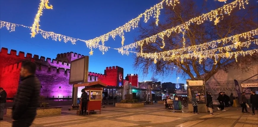 KAYSERİ BÜYÜKŞEHİR BELEDİYE BAŞKANI DR. MEMDUH BÜYÜKKILIÇ’IN TALİMATIYLA HUNAT MEYDANI RAMAZAN IŞIKLARIYLA AYDINLATILDI!