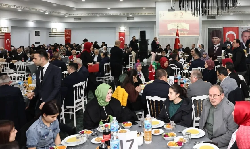 ÇORUM’DA DÜNYA YETİMLER GÜNÜNDE DÜZENLENEN İFTAR PROGRAMINDA YETİM ÇOCUKLARLA SEVGİ VE ŞEFKAT SOFRASI KURULDU