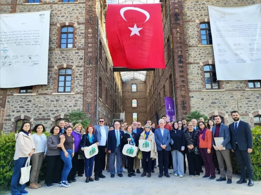 İzmir Büyükşehir Belediyesi Altın İğne Projesi kadınların mesleki becerilerini geliştirerek uluslararası ilgi topluyor