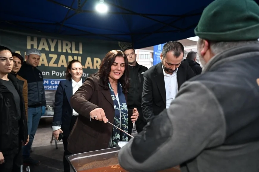 Aydın Büyükşehir Belediye Başkanı Özlem Çerçioğlu Atatürk Kent Meydanı’nda kurulan iftar sofrasında vatandaşlarla buluştu