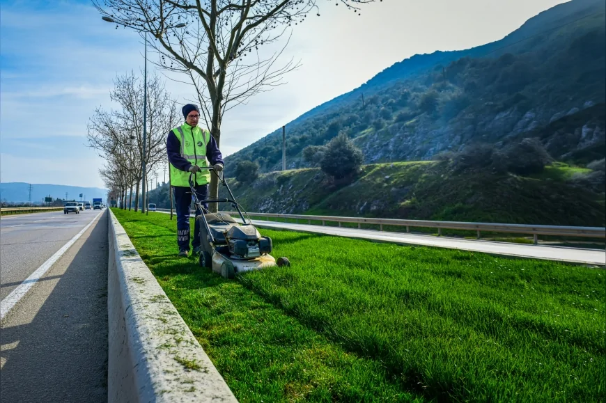 BURSA BÜYÜKŞEHİR BELEDİYESİ CADDE VE BULVARLARDA PEYZAJ ÇALIŞMALARIYLA KENTİN YEŞİL KİMLİĞİNİ GÜÇLENDİRİYOR