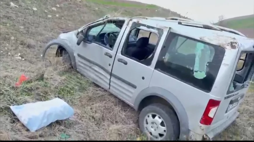 Çorum Mecitözü’nde hafif ticari araç tarlaya devrildi, baba ile kızı yaralandı