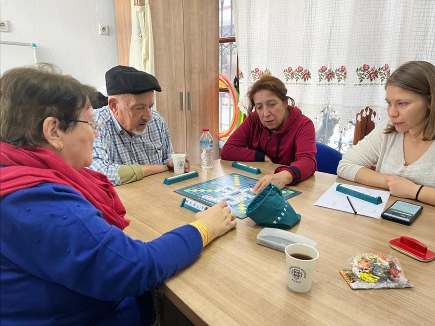 MUĞLA BÜYÜKŞEHİR’İN 100 YAŞ EVLERİNDE 1506 ETKİNLİKLE 60 YAŞ ÜSTÜ VATANDAŞLARIN YÜZÜ GÜLÜYOR