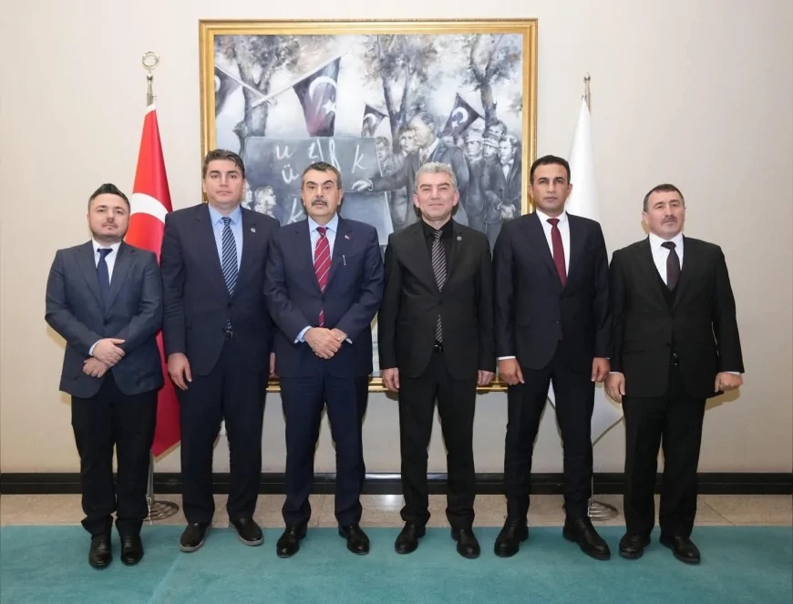 Hürriyetçi Eğitim Sen Genel Başkanı Levent Kuruoğlu Milli Eğitim Bakanı Yusuf Tekin ile görüştü: “Eğitim çalışanlarının acil sorunlarını kapsamlı dosya ile ilettik”