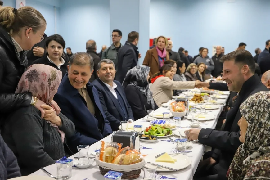 İzmir Büyükşehir Belediye Başkanı Dr. Cemil Tugay Zeytinova’da Sahur Sofrasında Vatandaşlarla Buluştu