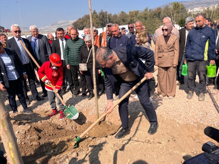İzmir Büyükşehir Belediye Başkanı Dr. Cemil Tugay Bornova’da İtfaiye Personeline İthaf Edilen 8 Bin Metrekarelik “İzmir İtfaiyesi Korusu”nun İlk Fidanlarını Dikti