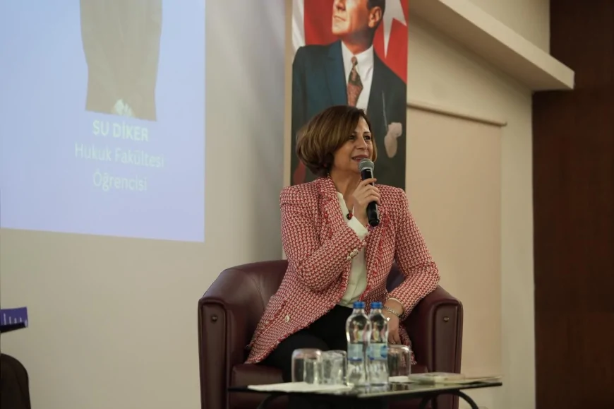 Eskişehir Büyükşehir Belediye Başkanı Ayşe Ünlüce genç hukukçularla buluştu, hukuk dünyasında kadınların rolünü anlattı