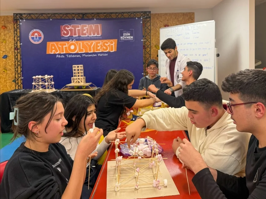 Maltepe’de Deprem Haftası Etkinliği: Öğrenciler Dayanıklı Bina Modelleri İnşa Etti