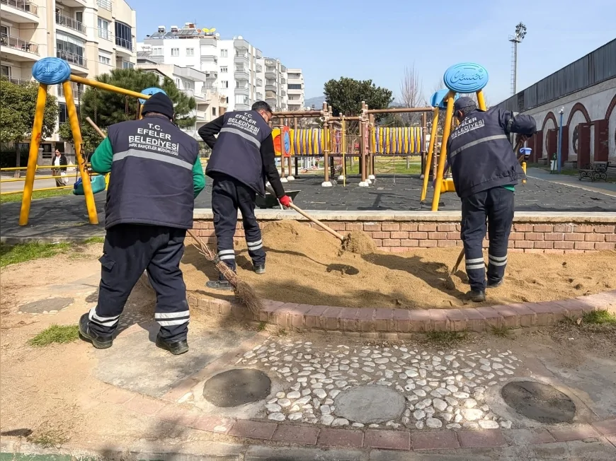 Efeler Belediye Başkanı Anıl Yetişkin’in Talimatıyla Çocuk Parklarında Güvenli Oyun Alanları İçin Zemin Yenileme Çalışması Başlatıldı