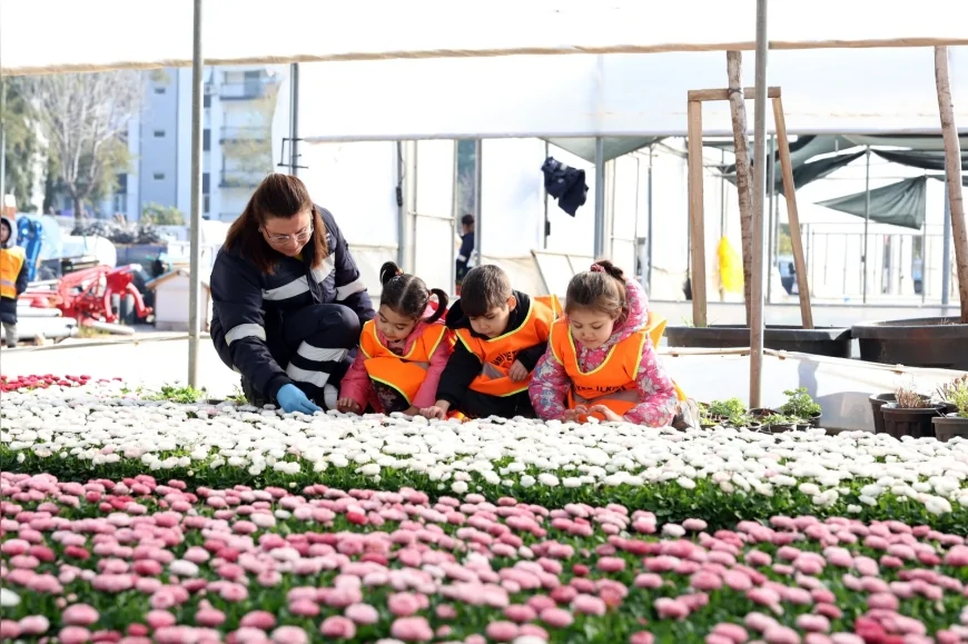 Aydın Büyükşehir Belediye Başkanı Özlem Çerçioğlu’nun Doğa Eğitimleriyle Öğrenciler Fidanlıkta Uygulamalı Ders İşledi