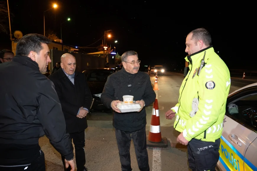 Gölbaşı Belediye Başkanı Yakup Odabaşı Sahur Vaktinde Çalışanlara ve Yolculara Sahurluk İkramında Bulundu