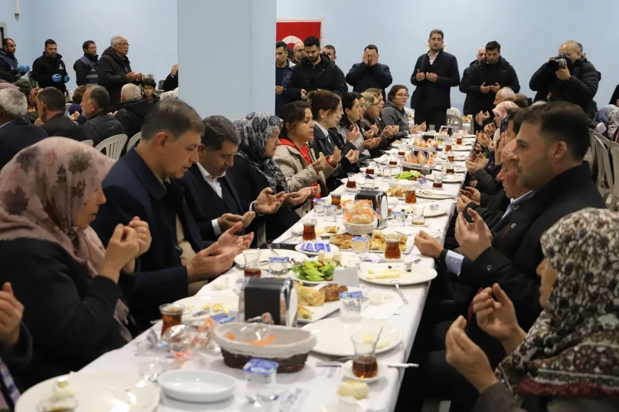 İzmir Büyükşehir Belediye Başkanı Dr. Cemil Tugay Zeytinova’da Vatandaşlarla Sahur Sofrasında Buluştu