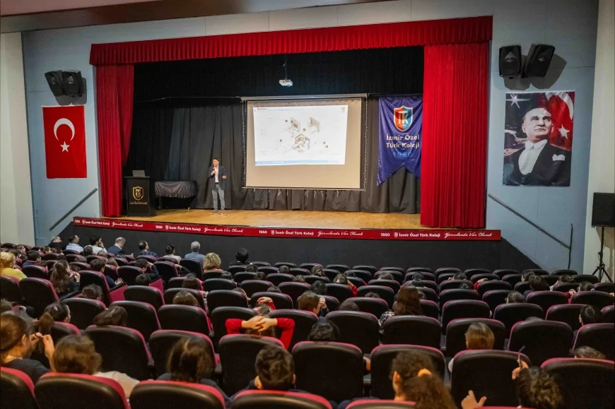 Bornova Belediye Başkanı Ömer Eşki Öğrencilerle Aynı Sıraya Oturdu Deprem Bilinci Eğitimine Katıldı