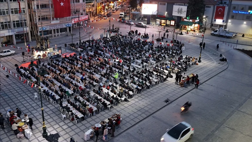 Burdur Belediye Başkanı Ali Orkun Ercengiz Cumhuriyet Meydanı’nda Kurulan Gönül Sofrasında Vatandaşlarla Buluştu
