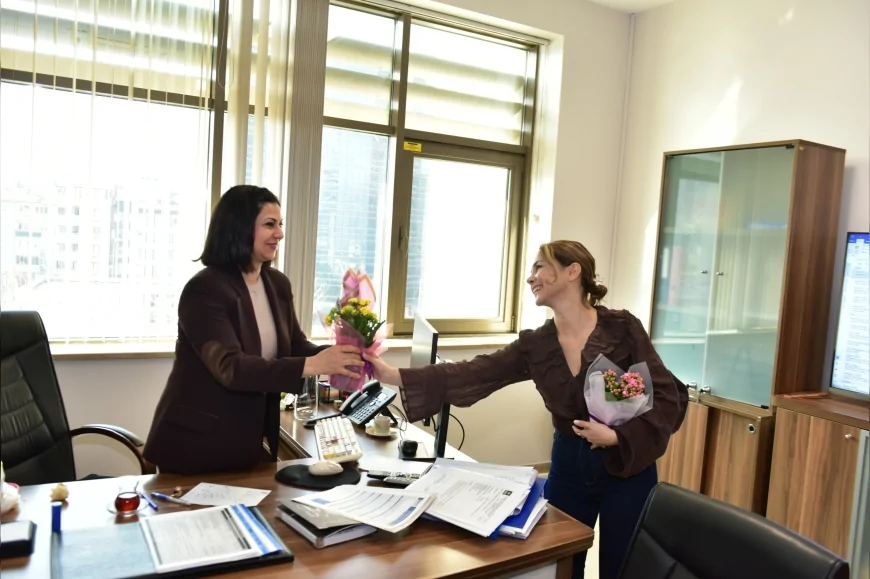 BURSA BÜYÜKŞEHİR BELEDİYESİ’NDEN 8 MART’TA KADIN ÇALIŞANLARA ÇİÇEK SÜRPRİZİ