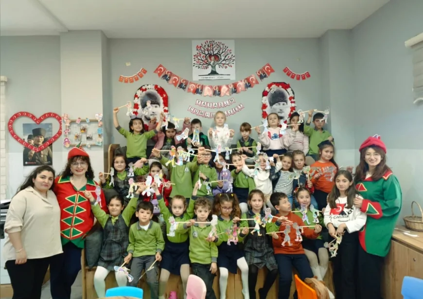 Kuşadası Belediyesi Anne Baba Çocuk Merkezi’nde Hacivat ve Karagöz gölge oyunu çocuklarla buluştu