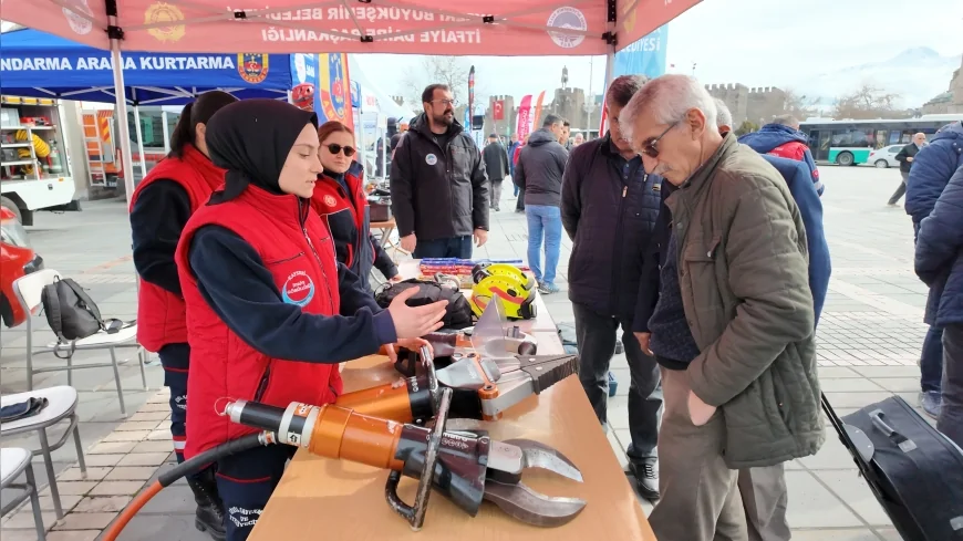 Kayseri Büyükşehir Belediyesi Deprem Haftası’nda Cumhuriyet Meydanı’nda Afet Bilinci İçin Bilgilendirme Standı Kurdu