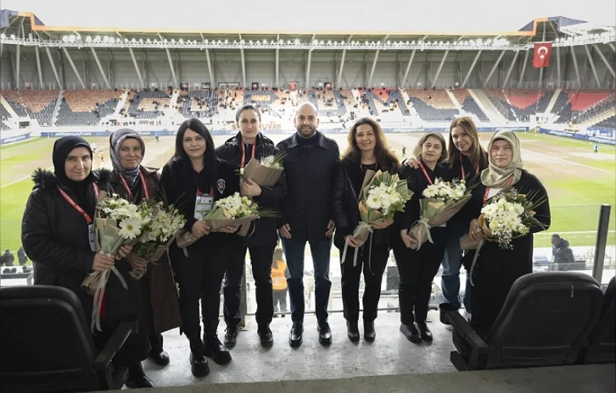 Arca Çorum FK Başkanı Baran Korkmazoğlu Kulüpte Görev Yapan Kadın Çalışanların 8 Mart’ını Kutladı