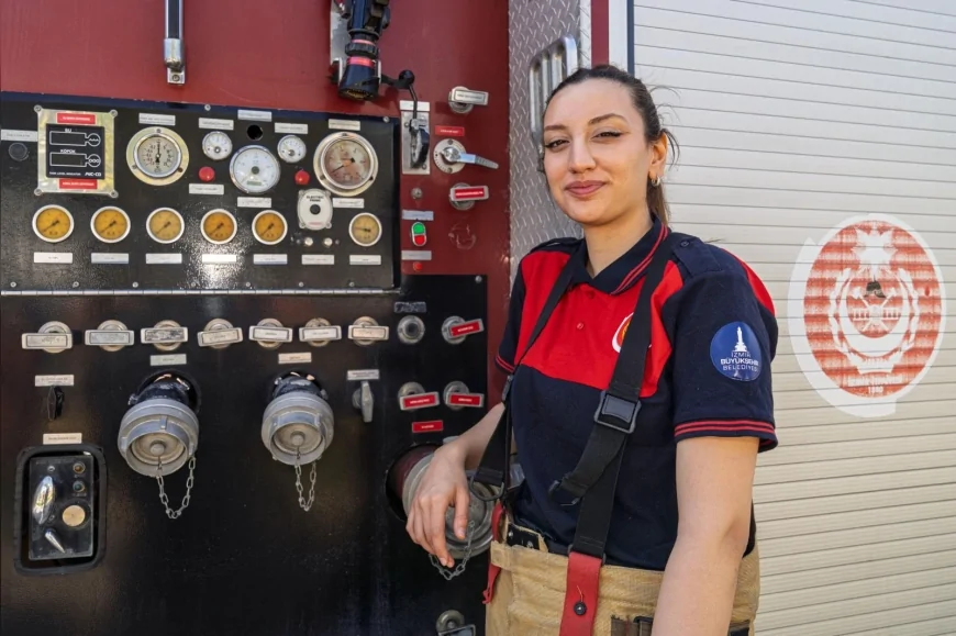 İzmir Büyükşehir Belediyesi İtfaiyesinde Göreve Başlayan İrem Gül Altundaş Alevlerle Mücadelede Kadınlara İlham Veriyor