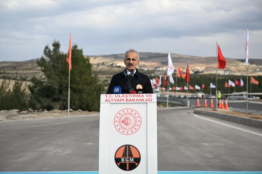 ULAŞTIRMA VE ALTYAPI BAKANI ABDULKADİR URALOĞLU: “17,3 KİLOMETRELİK MUSABEYLİ AYRIM – KİLİS DEVLET YOLU İLE KİLİS’E YENİ BİR ESER DAHA KAZANDIRDIK”