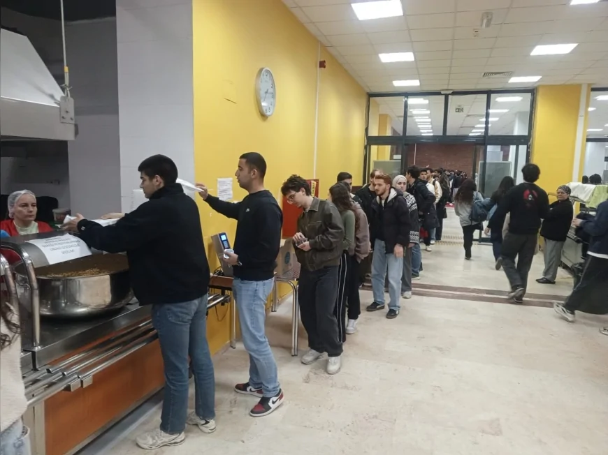 Türk Kızılay Urla’dan Üniversite Öğrencilerine Ramazan Sofrası Anne Elinden Sıcak Yemek Projesi Yoğun Katılımla Gerçekleşti