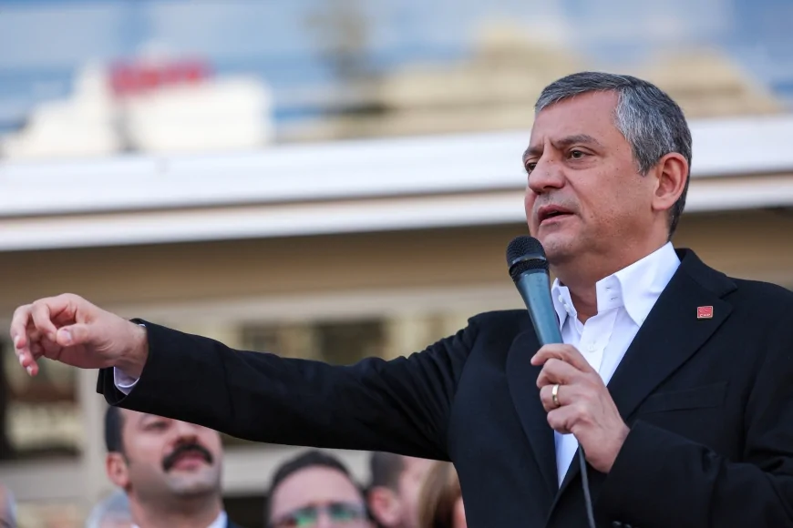 CHP GENEL BAŞKANI ÖZGÜR ÖZEL: “İKTİDAR PARTİSİNDEN SEÇİYORSUN HİZMET YAPMIYOR, CHP’Lİ BELEDİYE BAŞKANI BU KADAR BORCA RAĞMEN SÜREKLİ İŞ YAPIYOR”