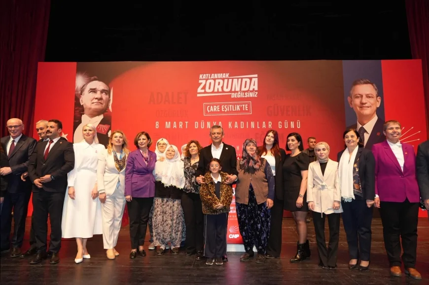 CHP GENEL BAŞKANI ÖZGÜR ÖZEL ESKİŞEHİR’DE KADINLARLA BULUŞTU: “KADINLARIN KORKUSUZCA YAŞAYABİLDİĞİ BİR TÜRKİYE HEDEFLİYORUZ”