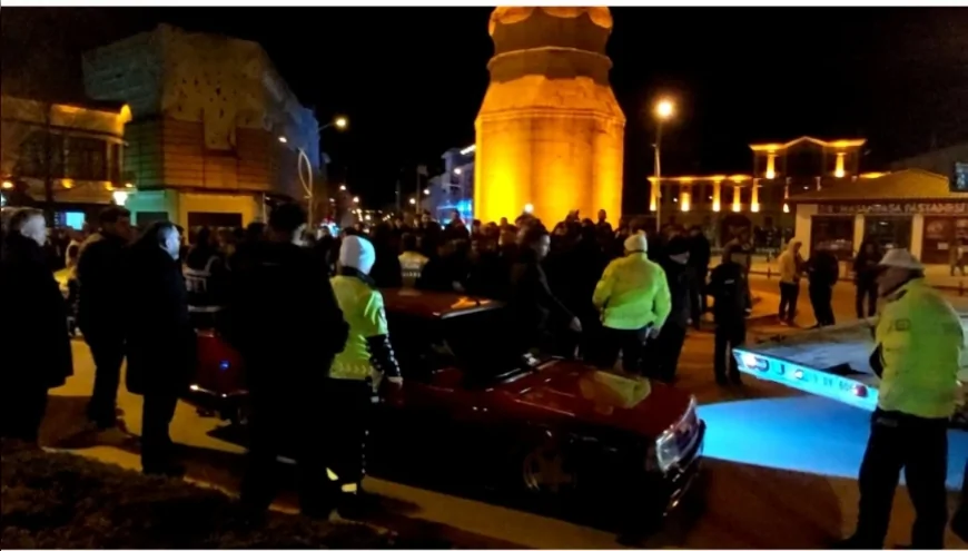 ÇORUM’DA MODİFİYE ARAÇ TUTKUNLARI YENİ TRAFİK DÜZENLEMESİNE TEPKİ İÇİN YOLU KAPATTI